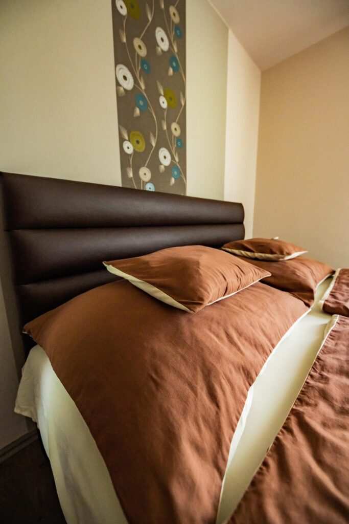 Perfekt Apartman Zamárdi - elegáns ágy és dekoráció.